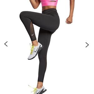 ✔️ Nike mesh insert leggings NWOT ✔️